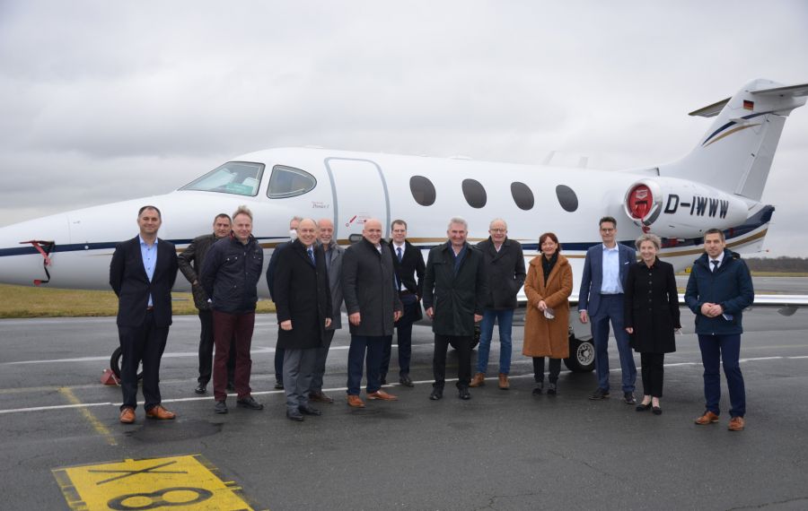 Beim Treffen am Flughafen Paderborn/Lippstadt: Aufsichtsratsvorsitzender Christoph Rüther (5. von links) und Geschäftsführer Roland Hüser (7. von links) hießen Minister Prof. Dr. Andreas Pinkwart (6. von rechts) im Beisein der Netzwerkpartner willkommen.